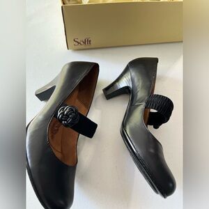 SÖFFT BLACK LEATHER HEELS WITH ADORABLE FLOWER STRAP